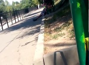 Парочка на лавочке трахается а их скрытно снимают